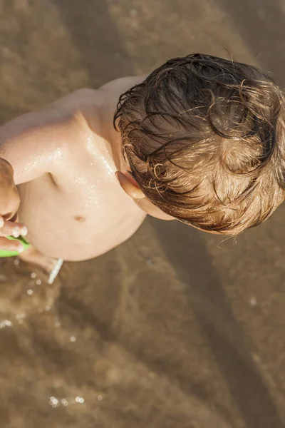Bambino Sulla Spiaggia Che Tiene Mano Sua Madre Tempo Famiglia — Foto Stock