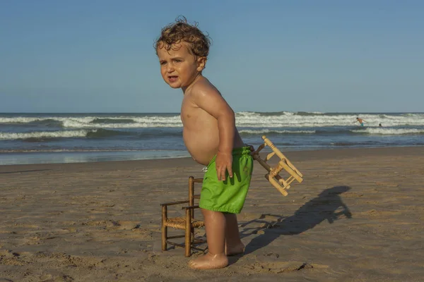 Rapaz Areia Praia Brincar Com Cadeiras Pequenas Hora Verão Pôr — Fotografia de Stock