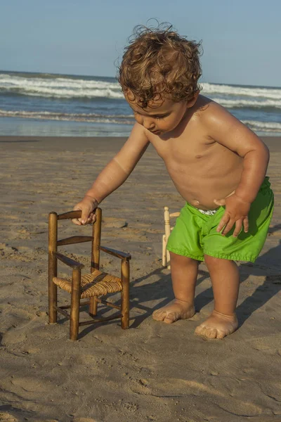 Jongen Het Zand Van Het Strand Spelen Met Weinig Stoelen — Stockfoto