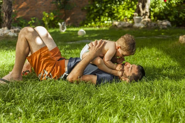 Baba ile erkek bebek arka bahçesinde oynarken. Yaz Zamanı
