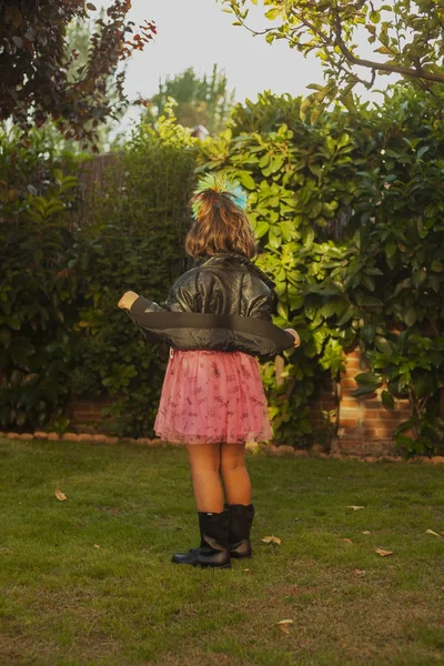 Πίσω προβολή κορίτσι ντυμένοι ως rocker με σακάκι ηγέτης. Εξωτερικούς χώρους Rcel002 — Φωτογραφία Αρχείου