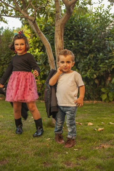 Çocuk lider ceket ile rockers olarak giyinmiş ve makyaj. EY