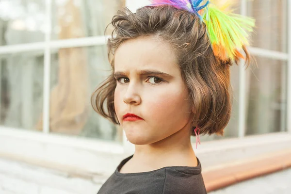Bir rocker yıldız küpe ve rainbow ile portre çocuk kılığında
