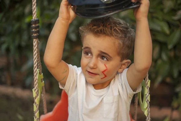 肖像儿童打扮成摇杆的秋千 — 图库照片