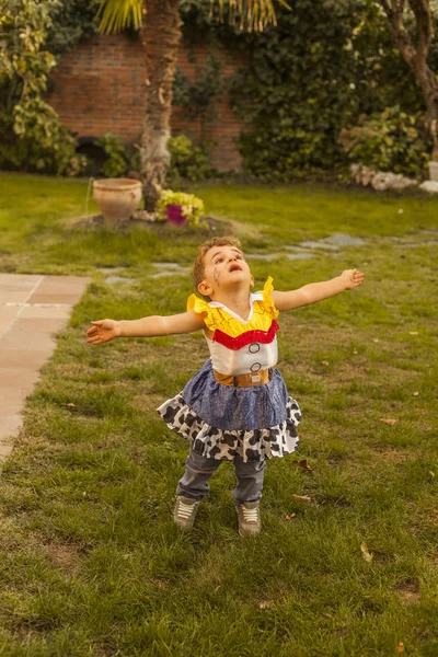 Παιδί Ντύνομαι Χορός Lookin Εξωτερική Ελευθερία Υψηλή Γωνία — Φωτογραφία Αρχείου