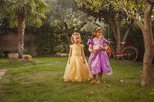 Дети Костюмах Принцессы Играют Саду Открытом Воздухе — стоковое фото