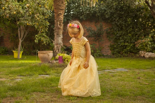 庭で遊ぶプリンセス コスチュームの女の子 アウトドア — ストック写真