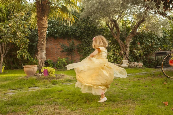 Πίσω Προβολή Κορίτσι Έναν Χορό Πριγκίπισσα Κοστούμι Πάει Στρογγυλό Και — Φωτογραφία Αρχείου