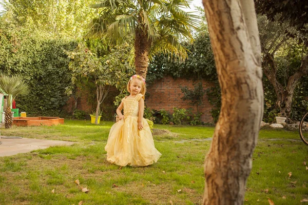 Chica Traje Princesa Jugando Jardín Aire Libre — Foto de Stock
