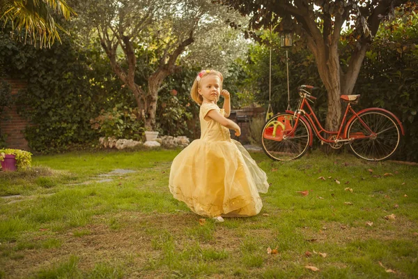 Meisje Een Prinses Kostuum Spelen Tuin Buitenshuis — Stockfoto