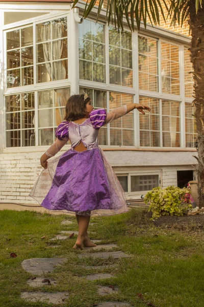 Παιδί Δείτε Πίσω Ένα Μωβ Κοστούμι Πριγκίπισσα Παίζουν Στον Κήπο — Φωτογραφία Αρχείου