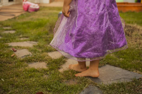 Κοντινό Πλάνο Ξυπόλυτος Παιδί Ένα Μωβ Κοστούμι Πριγκίπισσα Παίζουν Στον — Φωτογραφία Αρχείου