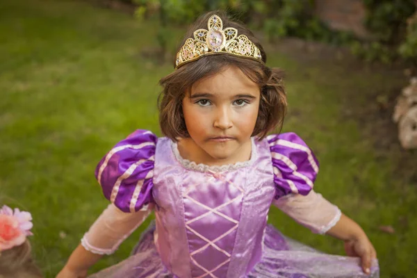 Εσωτερικη Πορτρέτο Παιδί Ένα Μωβ Κοστούμι Πριγκίπισσα Συνθέτουν Και Στέμμα — Φωτογραφία Αρχείου