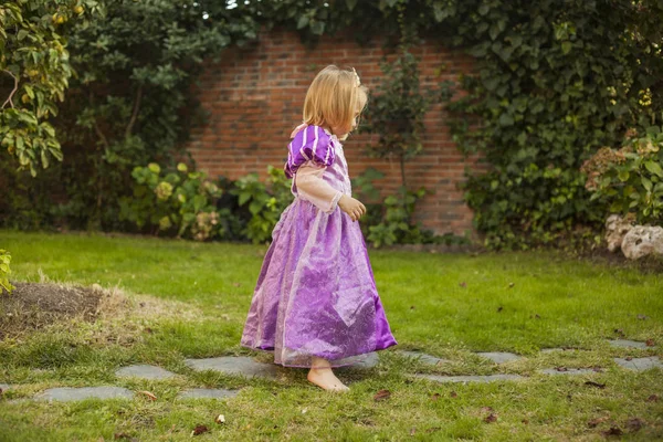 Πίσω Προβολή Κορίτσι Έναν Χορό Πριγκίπισσα Κοστούμι Πάει Στρογγυλό Και — Φωτογραφία Αρχείου
