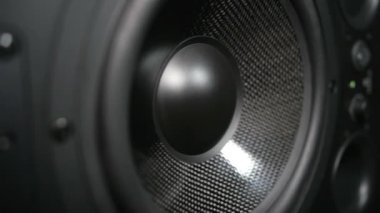 Siyah sub-woofer taşıma