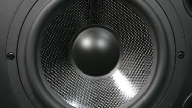 Siyah bir titreşimli çalışma subwoofer