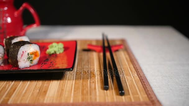 Scivolo movimento di sushi con bacchette e sugo — Video Stock