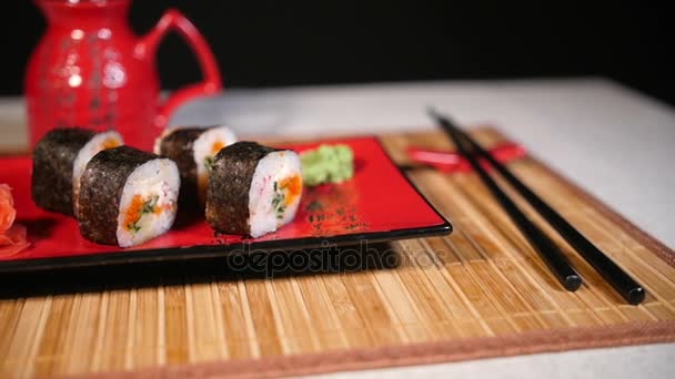 Pan movimiento de la comida de sushi servido en bandeja — Vídeo de stock