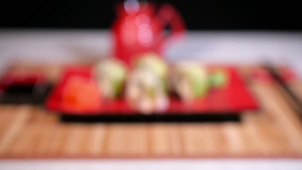 Zöld Sushi lemez pálcika és mártással — Stock videók