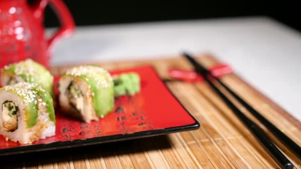 Состав суши на тарелке с имбирем и палками — стоковое видео