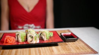 Kadın bir Chopsticks alır
