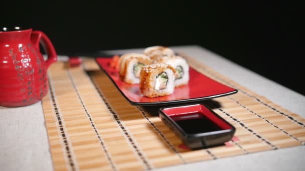 Sushi för två personer — Stockvideo