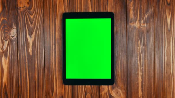 Egy ujj Swipes egy tablettát zöld képernyő. Gesztus a zoom. — Stock videók