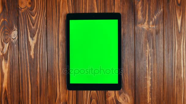 Un dedo se desliza sobre una pantalla verde de la tableta. Doble golpe hacia arriba Gesto . — Vídeos de Stock