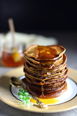 Çikolatalı krep tabakta bal ile yığılmış