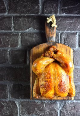 Kızarmış tavuk tüm arka plan tuğla. kopyalama alanı