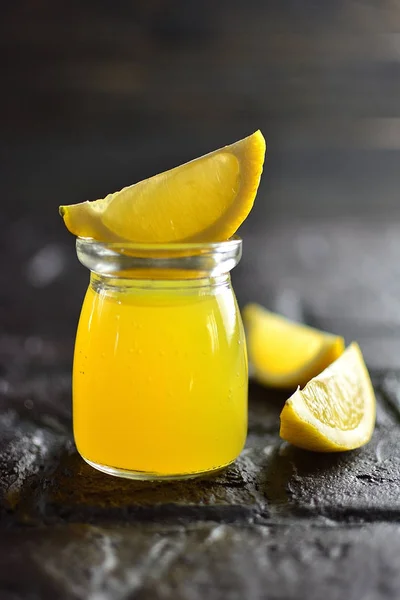 Limon Detoks içecek cam kavanozun içinde karanlık bir arka plan