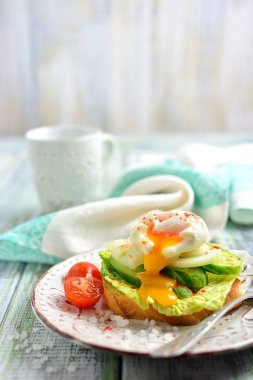 Masada sandviç sebze ve haşlanmış yumurta ile Kahvaltı