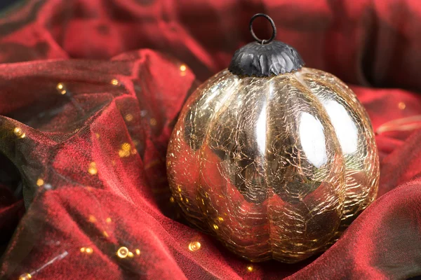 Decoración de Navidad - gran bola brillante hecha a mano de vidrio pesado —  Fotos de Stock
