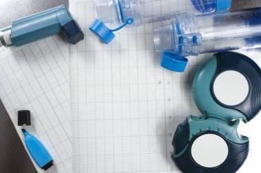 Astım kabartma kavramı, salbutamol spreyler, ilaç ve kağıt