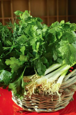 Hasır sepet - taze yeşil bitkiler maydanoz, kişniş, yeşil orman soğan