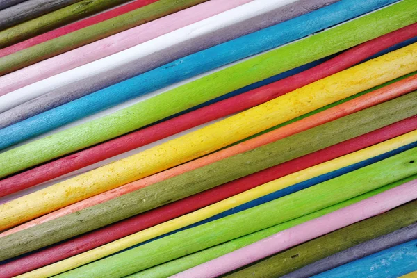 Palos de madera de colores sobre fondo blanco — Foto de Stock