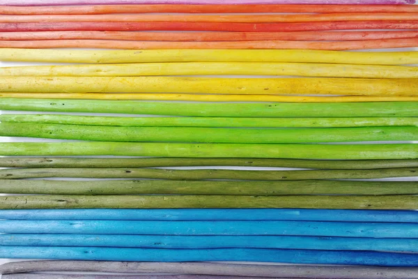 Цветные деревянные палочки на белом фоне — стоковое фото