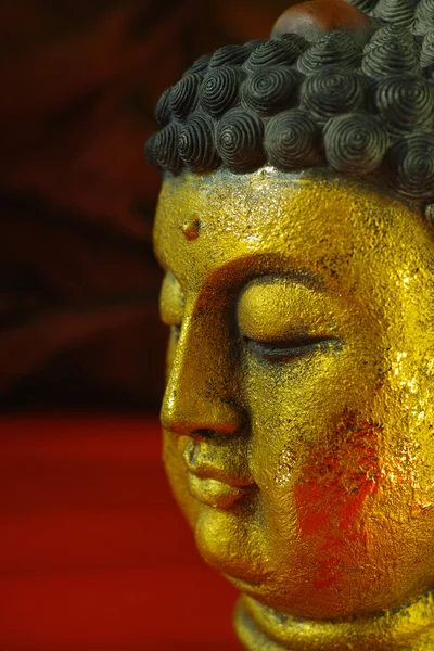 Złoty Budda spokojny twarz na ciemnym tle czerwony, miejsce — Zdjęcie stockowe