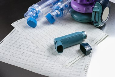 Astım kabartma kavramı, salbutamol spreyler, ilaç ve kağıt