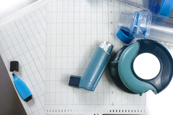 Concepto de alivio del asma, inhaladores de salbutamol, medicamentos y papel — Foto de Stock