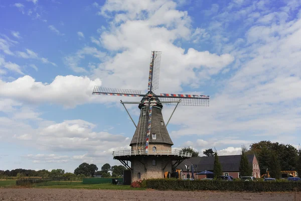 Molino de viento típico holandés de harina cerca de Veldhoven, Brabante Septentrional —  Fotos de Stock