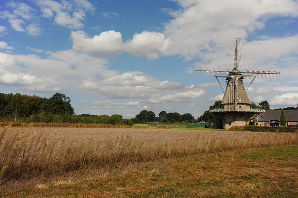 Molino de viento típico holandés de harina cerca de Veldhoven, Brabante Septentrional — Foto de Stock