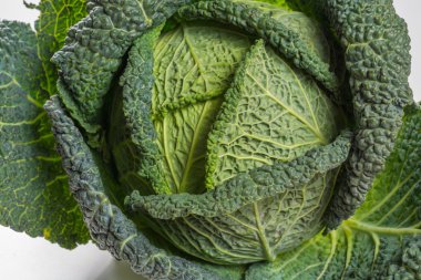 Beyaz arka planda koca bir lahana kafası.