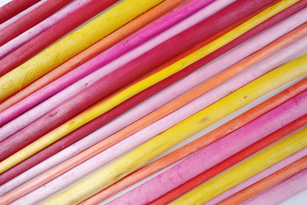 Palos de madera de colores sobre fondo blanco — Foto de Stock