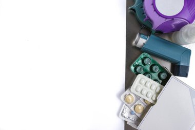 Astım, allergie, hastalık kabartma kavramı, salbutamol spreyler ve hap alan kopyalayın