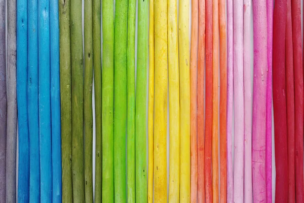 Palos de madera de colores sobre fondo blanco — Foto de Stock