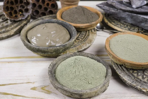 고 대 인의 광물-검정, 녹색, 파란색 점토 분말 및 진흙 마스크 — 스톡 사진