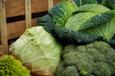 Yeşil taze sebze - bütün Savoy lahana, brokoli, diğer ca