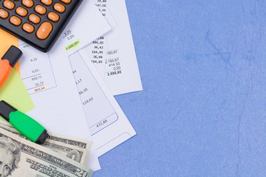 Yardımcı programı veya ipotek faturaları, hesap makinesi ve ABD dolar - ekonomi kavramı kopya alanı