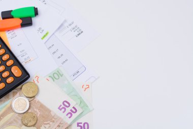 Yardımcı programı veya ipotek faturaları, hesap makinesi ve Euro banknot ve madeni para alanı Kopyala